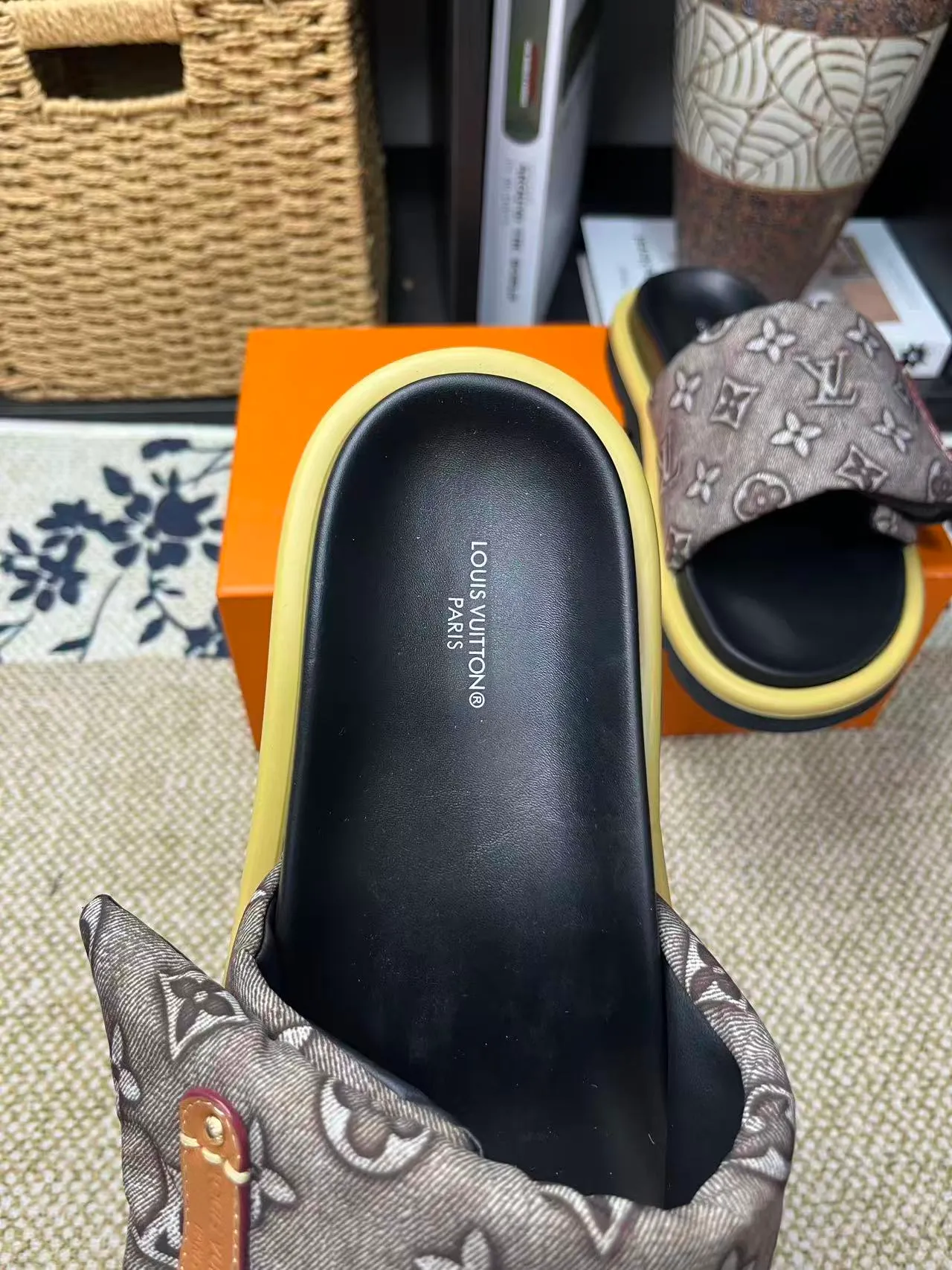 P340 [New Style] [LOUIS VUITTON] Louis Vuitton, LV printing, men's and women's slippers are now on the market, packed in drawer boxes with cloth bags and cards, the upper pattern looks very soft and waxy, and is a super versatile leg slimming tool. Fabric: imported denim/canvas/old fabric, LV hardware LOGO, official website pattern printing, comfortable to wear, feet: high-elastic PU water table. Sole: foam sole, heel height: about 5cm. Code number: 35-46, 35, 45, 46 are custom-made and non-returnable. Color: multiple colors and styles available.